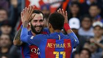 Barcelonská radost (zády Neymar).