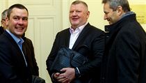 Ivo Rittig (uprostřed) u soudu se svým právním zástupcem Davidem Michalem...