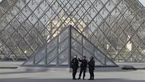 Policist uzaveli Louvre.
