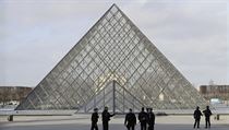 Francouzsk vojk postelil mue, kter se dostat do muzea Louvre a jen...