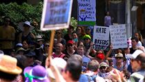 Demonstranti s transparenty v Sydney protestovali proti Trumpovu doasnmu...