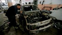 Dlnci na pedmst Mosulu opravuj znien auta.