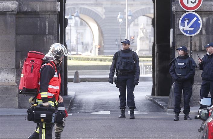 Policie evakuovala Louvre.