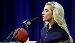 Lady Gaga předvedla velkolepou show a uchvátila Super Bowl sestoupením z nebes