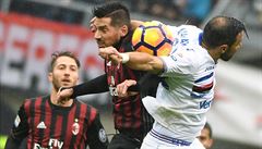 Jose Sosa z AC Milán a Fabio Quagliarella ze Sampdorie Janov.