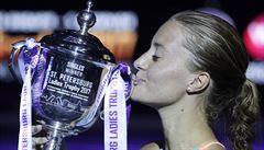 Francouzka Kristina Mladenovicová slaví s trofejí za vítzství na turnaji v...