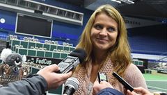 Lucie afáová si povídá s novinái bhem píprav na víkendový Fed Cup proti...