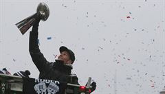 Boston slaví vítzství New England Patriots v letoním Super Bowlu. Tom Brady s...