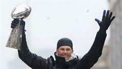 Boston slaví vítzství New England Patriots v letoním Super Bowlu. Tom Brady s...