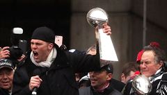 Boston slaví vítzství New England Patriots v letoním Super Bowlu. Tom Brady s...