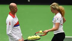 Kateina Siniaková a Petr Pála pi tréninku na 1. kolo Fed Cupu proti panlsku.