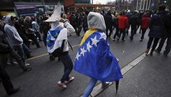 Demonstrantky zahalé v bosenské vlajce | na serveru Lidovky.cz | aktuální zprávy