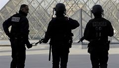 Francouztí policisté dohlíí na prostor ped Louvrem.