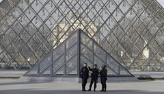 Policisté uzaveli Louvre.