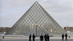 Francouzský voják postelil mue, který se dostat do muzea Louvre a jen...