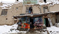 Obchod v Kábulu zapadaný snhem.