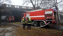 Pod pilí�em Hlávkova mostu v Praze policie na�la oho�elé t�lo