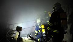 Pod pilí�em Hlávkova mostu v Praze policie na�la oho�elé t�lo.