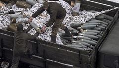 Ukrajintí vojáci nabíjejí municí tank v obci Avdijivka.
