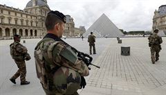 Muž s nožem napadl v Paříži vojáka, ten ho zneškodnil. Policie útok vyšetřuje