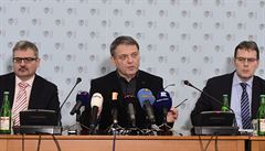 Ministr zahranií Lubomír Zaorálek (uprosted) vystoupil na briefingu ke...