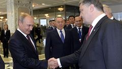 Vladimir Putin (vlevo) a Petro Poroenko pi jednáních v Minsku (2014).