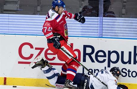 Ondej Vitsek a Kristina Nakyva v zpase Euro Hockey Tour.