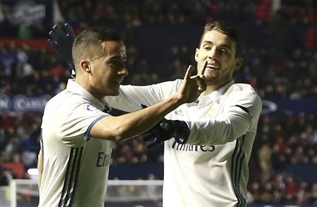 Hrái Realu Lucas Vazquez (vlevo) a Mateo Kovai slaví jeden z gólu v síti...