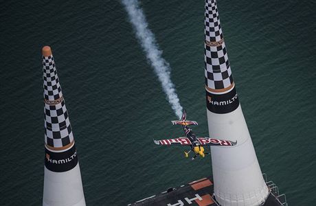 Martin onka pi vítzném letu v závod Red Bull Air Race v Abú Dabí.