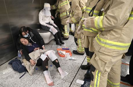 Zranní v metro stanici v Hong Kongu