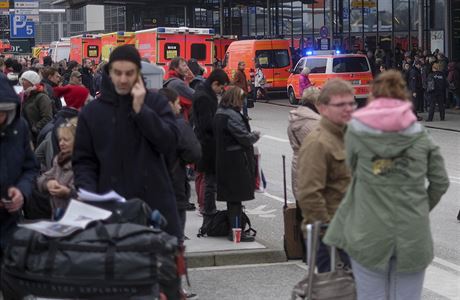 Na letiti v Hamburku se otrvilo pes 50 lid neznmou ltkou