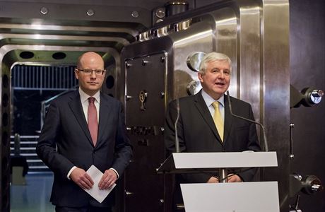 Guvernér eské národní banky Jií Rusnok (vpravo) a premiér Bohuslav Sobotka...