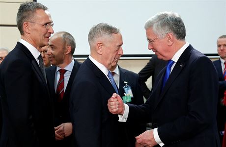 Generální tajemník NATO Stoltenberg, americký ministr obrany Mattis a britský...