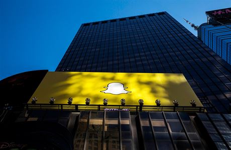 Billboard zobrazuje logo Snapchatu nad Times Square v New Yorku