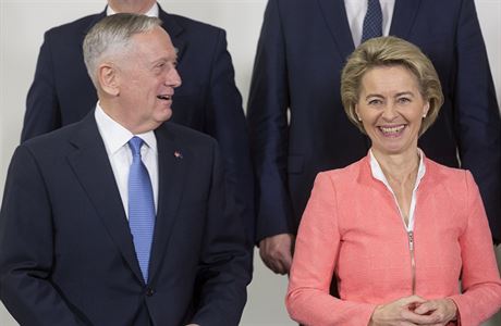 Ministr obrany USA Jim Mattis a nmecká ministryn obrany Ursula von der...