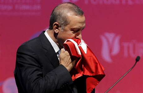 Turecký prezident Erdogan líbá vlajku Turecka (ilustraní foto).