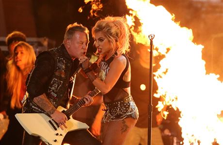Grammy 2017. Metallica si stihla píse Moth into flame s Lady Gagou.