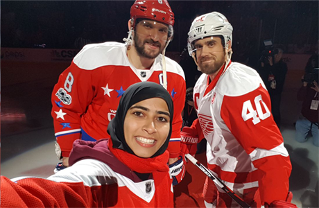 Fatima Al Ali si dlá fotografii s hvzdami NHL Alexem Ovekinem a Henrikem...