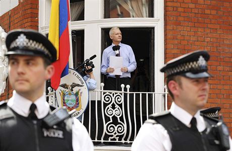 Julian Assange na ekvdorskm velvyslanectv v Londn.