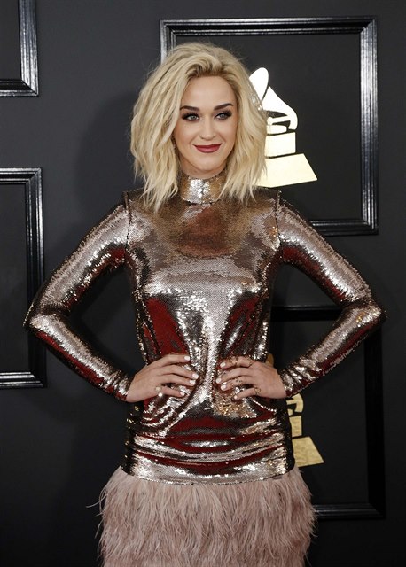 Zpvaka Katy Perry v lesklých atech s chlupatou sukní