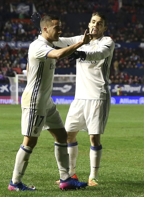 Hrái Realu Lucas Vazquez (vlevo) a Mateo Kovai slaví jeden z gólu v síti...