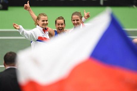 eky slaví postup do semifinále Fed Cupu - zleva Lucie afáová, Barbora...