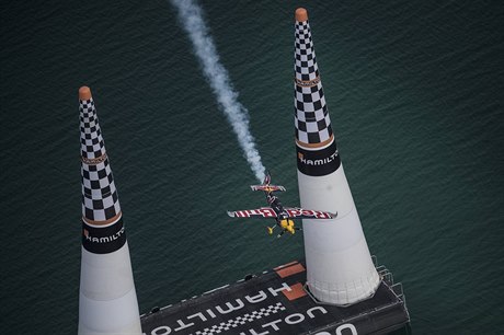 Martin onka pi vítzném letu v závod Red Bull Air Race v Abú Dabí.