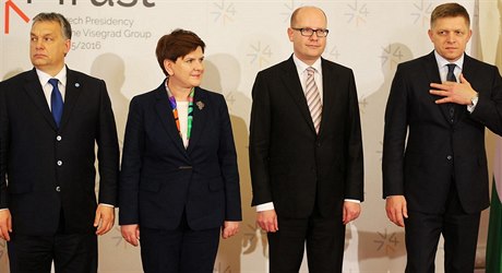 Polská premiérka Beata Szydlová s Bohuslavem Sobotkou pi setkání Visegrádské...