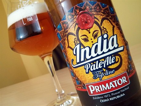 Láhev piva Primátor India Pale Ale, na ní je vyobrazen indický bh Ganéa.