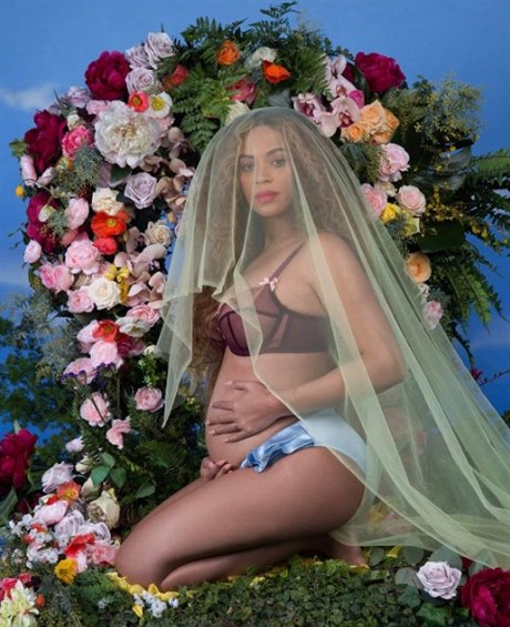Nejoblíbenější foto na Instagramu - zpěvačka Beyoncé a její těhotenské bříško.