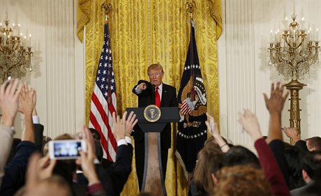 Trump pijímá otázky bhem tiskové konference v Bílém dom