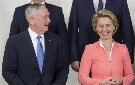 Ministr obrany USA Jim Mattis a nmecká ministryn obrany Ursula von der...