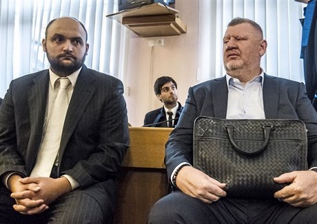 Jaroslav Kubiska (vlevo) se pustil do boje s lobbistou Ivem Rittigem (vpravo) a...