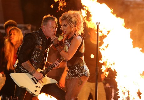 Grammy 2017. Metallica si stihla píse Moth into flame s Lady Gagou.
